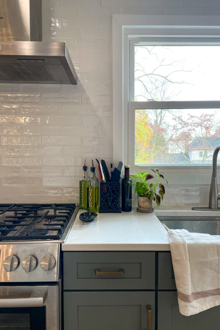 Easy to Follow Instructions for Installing a Backsplash in the Kitchen